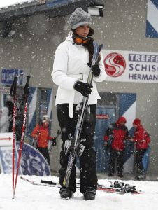 14-03-2008 SHOWBIZZ; JAN SMIT EN YOLANTHE CABAU VAN KASBERGEN VERTELLEN HUN VERHAAL IN FLACHAU. We gaan nog dit jaar trouwen als al onze werkzaamheden dit toelaten, anders word het echt volgend jaar.  Jan en Yolanthe waren met een paar vrienden op wintersport vakantie in Flachau. Het hele verhaal met prachtige foto-s deze week in uw weekblad Prive.
exclusieve foto-s : Albert den Iseger
