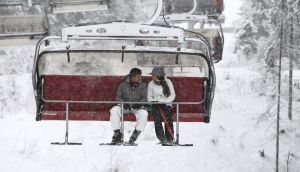 14-03-2008 SHOWBIZZ; JAN SMIT EN YOLANTHE CABAU VAN KASBERGEN VERTELLEN HUN VERHAAL IN FLACHAU. We gaan nog dit jaar trouwen als al onze werkzaamheden dit toelaten, anders word het echt volgend jaar.  Jan en Yolanthe waren met een paar vrienden op wintersport vakantie in Flachau. Het hele verhaal met prachtige foto-s deze week in uw weekblad Prive.
exclusieve foto-s : Albert den Iseger