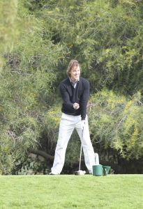 29-02-2008 SHOWBIZZ; LINDA DE MOL MET NIEUWE LIEFDE JEROEN RIETBERGEN OP VAKANTIE IN PORTUGAL.Er was weinig zon maar de open haard in huize de Mol gaf genoeg warmte om elkaar warm te houden. Jeroen en Linda heerlijk voor de eerste keer samen en dan wel een hele week in het prachtige Vale do Lobo. De twee vermaakten zich opperbest op de golfbaan en op de vele terrasjes van Vale do Lobo. Jeroen niet erg bekend met alle aandacht van de fotografen liet dat dan ook wel merken, de bekende  middelvinger werd regelmatig opgestoken en verder gedroeg hij zich niet bijzonder chique tegenover de pers. Vroeg in de ochtend trainde Jeroen zich in het zweet terwijl Linda genoot van de ochtendzon. Het was een vakantie van Golfen,uit eten,relaxen en vooral genieten van elkaar.
foto: Albert den Iseger.