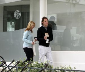 29-02-2008 SHOWBIZZ; LINDA DE MOL MET NIEUWE LIEFDE JEROEN RIETBERGEN OP VAKANTIE IN PORTUGAL.Er was weinig zon maar de open haard in huize de Mol gaf genoeg warmte om elkaar warm te houden. Jeroen en Linda heerlijk voor de eerste keer samen en dan wel een hele week in het prachtige Vale do Lobo. De twee vermaakten zich opperbest op de golfbaan en op de vele terrasjes van Vale do Lobo. Jeroen niet erg bekend met alle aandacht van de fotografen liet dat dan ook wel merken, de bekende  middelvinger werd regelmatig opgestoken en verder gedroeg hij zich niet bijzonder chique tegenover de pers. Vroeg in de ochtend trainde Jeroen zich in het zweet terwijl Linda genoot van de ochtendzon. Het was een vakantie van Golfen,uit eten,relaxen en vooral genieten van elkaar.
foto: Albert den Iseger.