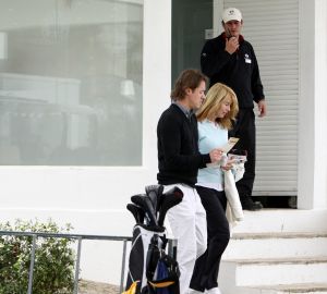 29-02-2008 SHOWBIZZ; LINDA DE MOL MET NIEUWE LIEFDE JEROEN RIETBERGEN OP VAKANTIE IN PORTUGAL.Er was weinig zon maar de open haard in huize de Mol gaf genoeg warmte om elkaar warm te houden. Jeroen en Linda heerlijk voor de eerste keer samen en dan wel een hele week in het prachtige Vale do Lobo. De twee vermaakten zich opperbest op de golfbaan en op de vele terrasjes van Vale do Lobo. Jeroen niet erg bekend met alle aandacht van de fotografen liet dat dan ook wel merken, de bekende  middelvinger werd regelmatig opgestoken en verder gedroeg hij zich niet bijzonder chique tegenover de pers. Vroeg in de ochtend trainde Jeroen zich in het zweet terwijl Linda genoot van de ochtendzon. Het was een vakantie van Golfen,uit eten,relaxen en vooral genieten van elkaar.
foto: Albert den Iseger.