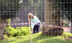 29-02-2008 SHOWBIZZ; LINDA DE MOL MET NIEUWE LIEFDE JEROEN RIETBERGEN OP VAKANTIE IN PORTUGAL.Er was weinig zon maar de open haard in huize de Mol gaf genoeg warmte om elkaar warm te houden. Jeroen en Linda heerlijk voor de eerste keer samen en dan wel een hele week in het prachtige Vale do Lobo. De twee vermaakten zich opperbest op de golfbaan en op de vele terrasjes van Vale do Lobo. Jeroen niet erg bekend met alle aandacht van de fotografen liet dat dan ook wel merken, de bekende  middelvinger werd regelmatig opgestoken en verder gedroeg hij zich niet bijzonder chique tegenover de pers. Vroeg in de ochtend trainde Jeroen zich in het zweet terwijl Linda genoot van de ochtendzon. Het was een vakantie van Golfen,uit eten,relaxen en vooral genieten van elkaar.
foto: Albert den Iseger.