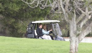29-02-2008 SHOWBIZZ; LINDA DE MOL MET NIEUWE LIEFDE JEROEN RIETBERGEN OP VAKANTIE IN PORTUGAL.Er was weinig zon maar de open haard in huize de Mol gaf genoeg warmte om elkaar warm te houden. Jeroen en Linda heerlijk voor de eerste keer samen en dan wel een hele week in het prachtige Vale do Lobo. De twee vermaakten zich opperbest op de golfbaan en op de vele terrasjes van Vale do Lobo. Jeroen niet erg bekend met alle aandacht van de fotografen liet dat dan ook wel merken, de bekende  middelvinger werd regelmatig opgestoken en verder gedroeg hij zich niet bijzonder chique tegenover de pers. Vroeg in de ochtend trainde Jeroen zich in het zweet terwijl Linda genoot van de ochtendzon. Het was een vakantie van Golfen,uit eten,relaxen en vooral genieten van elkaar.
foto: Albert den Iseger.