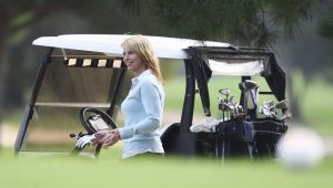 29-02-2008 SHOWBIZZ; LINDA DE MOL MET NIEUWE LIEFDE JEROEN RIETBERGEN OP VAKANTIE IN PORTUGAL.Er was weinig zon maar de open haard in huize de Mol gaf genoeg warmte om elkaar warm te houden. Jeroen en Linda heerlijk voor de eerste keer samen en dan wel een hele week in het prachtige Vale do Lobo. De twee vermaakten zich opperbest op de golfbaan en op de vele terrasjes van Vale do Lobo. Jeroen niet erg bekend met alle aandacht van de fotografen liet dat dan ook wel merken, de bekende  middelvinger werd regelmatig opgestoken en verder gedroeg hij zich niet bijzonder chique tegenover de pers. Vroeg in de ochtend trainde Jeroen zich in het zweet terwijl Linda genoot van de ochtendzon. Het was een vakantie van Golfen,uit eten,relaxen en vooral genieten van elkaar.
foto: Albert den Iseger.