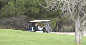 29-02-2008 SHOWBIZZ; LINDA DE MOL MET NIEUWE LIEFDE JEROEN RIETBERGEN OP VAKANTIE IN PORTUGAL.Er was weinig zon maar de open haard in huize de Mol gaf genoeg warmte om elkaar warm te houden. Jeroen en Linda heerlijk voor de eerste keer samen en dan wel een hele week in het prachtige Vale do Lobo. De twee vermaakten zich opperbest op de golfbaan en op de vele terrasjes van Vale do Lobo. Jeroen niet erg bekend met alle aandacht van de fotografen liet dat dan ook wel merken, de bekende  middelvinger werd regelmatig opgestoken en verder gedroeg hij zich niet bijzonder chique tegenover de pers. Vroeg in de ochtend trainde Jeroen zich in het zweet terwijl Linda genoot van de ochtendzon. Het was een vakantie van Golfen,uit eten,relaxen en vooral genieten van elkaar.
foto: Albert den Iseger.