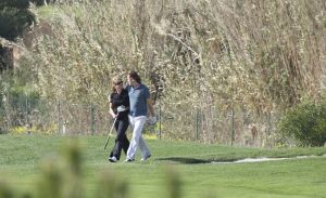 29-02-2008 SHOWBIZZ; LINDA DE MOL MET NIEUWE LIEFDE JEROEN RIETBERGEN OP VAKANTIE IN PORTUGAL.Er was weinig zon maar de open haard in huize de Mol gaf genoeg warmte om elkaar warm te houden. Jeroen en Linda heerlijk voor de eerste keer samen en dan wel een hele week in het prachtige Vale do Lobo. De twee vermaakten zich opperbest op de golfbaan en op de vele terrasjes van Vale do Lobo. Jeroen niet erg bekend met alle aandacht van de fotografen liet dat dan ook wel merken, de bekende middelvinger werd regelmatig opgestoken en verder gedroeg hij zich niet bijzonder chique tegenover de pers. Vroeg in de ochtend trainde Jeroen zich in het zweet terwijl Linda genoot van de ochtendzon. Het was een vakantie van Golfen,uit eten,relaxen en vooral genieten van elkaar. 
foto: Albert den Iseger.