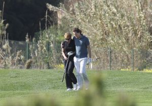 29-02-2008 SHOWBIZZ; LINDA DE MOL MET NIEUWE LIEFDE JEROEN RIETBERGEN OP VAKANTIE IN PORTUGAL.Er was weinig zon maar de open haard in huize de Mol gaf genoeg warmte om elkaar warm te houden. Jeroen en Linda heerlijk voor de eerste keer samen en dan wel een hele week in het prachtige Vale do Lobo. De twee vermaakten zich opperbest op de golfbaan en op de vele terrasjes van Vale do Lobo. Jeroen niet erg bekend met alle aandacht van de fotografen liet dat dan ook wel merken, de bekende middelvinger werd regelmatig opgestoken en verder gedroeg hij zich niet bijzonder chique tegenover de pers. Vroeg in de ochtend trainde Jeroen zich in het zweet terwijl Linda genoot van de ochtendzon. Het was een vakantie van Golfen,uit eten,relaxen en vooral genieten van elkaar. 
foto: Albert den Iseger.