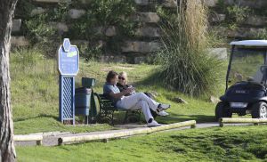 29-02-2008 SHOWBIZZ; LINDA DE MOL MET NIEUWE LIEFDE JEROEN RIETBERGEN OP VAKANTIE IN PORTUGAL.Er was weinig zon maar de open haard in huize de Mol gaf genoeg warmte om elkaar warm te houden. Jeroen en Linda heerlijk voor de eerste keer samen en dan wel een hele week in het prachtige Vale do Lobo. De twee vermaakten zich opperbest op de golfbaan en op de vele terrasjes van Vale do Lobo. Jeroen niet erg bekend met alle aandacht van de fotografen liet dat dan ook wel merken, de bekende middelvinger werd regelmatig opgestoken en verder gedroeg hij zich niet bijzonder chique tegenover de pers. Vroeg in de ochtend trainde Jeroen zich in het zweet terwijl Linda genoot van de ochtendzon. Het was een vakantie van Golfen,uit eten,relaxen en vooral genieten van elkaar. 
foto: Albert den Iseger.