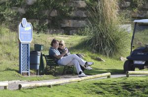 29-02-2008 SHOWBIZZ; LINDA DE MOL MET NIEUWE LIEFDE JEROEN RIETBERGEN OP VAKANTIE IN PORTUGAL.Er was weinig zon maar de open haard in huize de Mol gaf genoeg warmte om elkaar warm te houden. Jeroen en Linda heerlijk voor de eerste keer samen en dan wel een hele week in het prachtige Vale do Lobo. De twee vermaakten zich opperbest op de golfbaan en op de vele terrasjes van Vale do Lobo. Jeroen niet erg bekend met alle aandacht van de fotografen liet dat dan ook wel merken, de bekende middelvinger werd regelmatig opgestoken en verder gedroeg hij zich niet bijzonder chique tegenover de pers. Vroeg in de ochtend trainde Jeroen zich in het zweet terwijl Linda genoot van de ochtendzon. Het was een vakantie van Golfen,uit eten,relaxen en vooral genieten van elkaar. 
foto: Albert den Iseger.