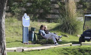 29-02-2008 SHOWBIZZ; LINDA DE MOL MET NIEUWE LIEFDE JEROEN RIETBERGEN OP VAKANTIE IN PORTUGAL.Er was weinig zon maar de open haard in huize de Mol gaf genoeg warmte om elkaar warm te houden. Jeroen en Linda heerlijk voor de eerste keer samen en dan wel een hele week in het prachtige Vale do Lobo. De twee vermaakten zich opperbest op de golfbaan en op de vele terrasjes van Vale do Lobo. Jeroen niet erg bekend met alle aandacht van de fotografen liet dat dan ook wel merken, de bekende middelvinger werd regelmatig opgestoken en verder gedroeg hij zich niet bijzonder chique tegenover de pers. Vroeg in de ochtend trainde Jeroen zich in het zweet terwijl Linda genoot van de ochtendzon. Het was een vakantie van Golfen,uit eten,relaxen en vooral genieten van elkaar. 
foto: Albert den Iseger.