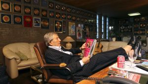25-02-2008 SHOWBIZZ; EEUWIG JONG MAAR JOHNNY HOES IS TOCH 90 JAAR.Hij is een van de meest markante verschijningen in de Nederlandse muziekwereld. Bijna 91 jaar oud is Johnny Hoes en rijd nog steeds in zijn eigen auto overal naar toe.Een van Nederlands grootste platenbazen stond achter het succes Doe Maar-Zangeres zonder Naam-Arne Jansen - Eddy Wally en ga zomaar door. Nog dagelijks is hij te vinden in de studio samen met zijn zoon Adri. Nu komt er ook een film uit over Johnny Hoes gemaakt door Hans Heijnen.
foto: Albert den Iseger.