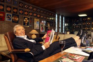 25-02-2008 SHOWBIZZ; EEUWIG JONG MAAR JOHNNY HOES IS TOCH 90 JAAR.Hij is een van de meest markante verschijningen in de Nederlandse muziekwereld. Bijna 91 jaar oud is Johnny Hoes en rijd nog steeds in zijn eigen auto overal naar toe.Een van Nederlands grootste platenbazen stond achter het succes Doe Maar-Zangeres zonder Naam-Arne Jansen - Eddy Wally en ga zomaar door. Nog dagelijks is hij te vinden in de studio samen met zijn zoon Adri. Nu komt er ook een film uit over Johnny Hoes gemaakt door Hans Heijnen.
foto: Albert den Iseger.