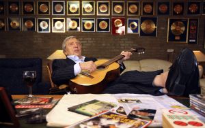 25-02-2008 SHOWBIZZ; EEUWIG JONG MAAR JOHNNY HOES IS TOCH 90 JAAR.Hij is een van de meest markante verschijningen in de Nederlandse muziekwereld. Bijna 91 jaar oud is Johnny Hoes en rijd nog steeds in zijn eigen auto overal naar toe.Een van Nederlands grootste platenbazen stond achter het succes Doe Maar-Zangeres zonder Naam-Arne Jansen - Eddy Wally en ga zomaar door. Nog dagelijks is hij te vinden in de studio samen met zijn zoon Adri. Nu komt er ook een film uit over Johnny Hoes gemaakt door Hans Heijnen.
foto: Albert den Iseger.