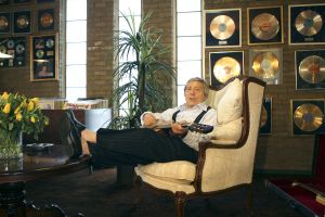 25-02-2008 SHOWBIZZ; EEUWIG JONG MAAR JOHNNY HOES IS TOCH 90 JAAR.Hij is een van de meest markante verschijningen in de Nederlandse muziekwereld. Bijna 91 jaar oud is Johnny Hoes en rijd nog steeds in zijn eigen auto overal naar toe.Een van Nederlands grootste platenbazen stond achter het succes Doe Maar-Zangeres zonder Naam-Arne Jansen - Eddy Wally en ga zomaar door. Nog dagelijks is hij te vinden in de studio samen met zijn zoon Adri. Nu komt er ook een film uit over Johnny Hoes gemaakt door Hans Heijnen.
foto: Albert den Iseger.