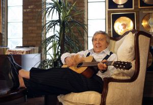 25-02-2008 SHOWBIZZ; EEUWIG JONG MAAR JOHNNY HOES IS TOCH 90 JAAR.Hij is een van de meest markante verschijningen in de Nederlandse muziekwereld. Bijna 91 jaar oud is Johnny Hoes en rijd nog steeds in zijn eigen auto overal naar toe.Een van Nederlands grootste platenbazen stond achter het succes Doe Maar-Zangeres zonder Naam-Arne Jansen - Eddy Wally en ga zomaar door. Nog dagelijks is hij te vinden in de studio samen met zijn zoon Adri. Nu komt er ook een film uit over Johnny Hoes gemaakt door Hans Heijnen.
foto: Albert den Iseger.