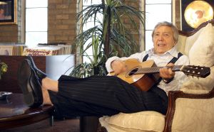 25-02-2008 SHOWBIZZ; EEUWIG JONG MAAR JOHNNY HOES IS TOCH 90 JAAR.Hij is een van de meest markante verschijningen in de Nederlandse muziekwereld. Bijna 91 jaar oud is Johnny Hoes en rijd nog steeds in zijn eigen auto overal naar toe.Een van Nederlands grootste platenbazen stond achter het succes Doe Maar-Zangeres zonder Naam-Arne Jansen - Eddy Wally en ga zomaar door. Nog dagelijks is hij te vinden in de studio samen met zijn zoon Adri. Nu komt er ook een film uit over Johnny Hoes gemaakt door Hans Heijnen.
foto: Albert den Iseger.