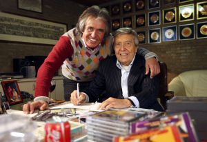25-02-2008 SHOWBIZZ; EEUWIG JONG MAAR JOHNNY HOES IS TOCH 90 JAAR.Hij is een van de meest markante verschijningen in de Nederlandse muziekwereld. Bijna 91 jaar oud is Johnny Hoes en rijd nog steeds in zijn eigen auto overal naar toe.Een van Nederlands grootste platenbazen stond achter het succes Doe Maar-Zangeres zonder Naam-Arne Jansen - Eddy Wally en ga zomaar door. Nog dagelijks is hij te vinden in de studio samen met zijn zoon Adri. Nu komt er ook een film uit over Johnny Hoes gemaakt door Hans Heijnen.
foto: Albert den Iseger.