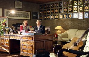 25-02-2008 SHOWBIZZ; EEUWIG JONG MAAR JOHNNY HOES IS TOCH 90 JAAR.Hij is een van de meest markante verschijningen in de Nederlandse muziekwereld. Bijna 91 jaar oud is Johnny Hoes en rijd nog steeds in zijn eigen auto overal naar toe.Een van Nederlands grootste platenbazen stond achter het succes Doe Maar-Zangeres zonder Naam-Arne Jansen - Eddy Wally en ga zomaar door. Nog dagelijks is hij te vinden in de studio samen met zijn zoon Adri. Nu komt er ook een film uit over Johnny Hoes gemaakt door Hans Heijnen.
foto: Albert den Iseger.