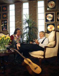 25-02-2008 SHOWBIZZ; EEUWIG JONG MAAR JOHNNY HOES IS TOCH 90 JAAR.Hij is een van de meest markante verschijningen in de Nederlandse muziekwereld. Bijna 91 jaar oud is Johnny Hoes en rijd nog steeds in zijn eigen auto overal naar toe.Een van Nederlands grootste platenbazen stond achter het succes Doe Maar-Zangeres zonder Naam-Arne Jansen - Eddy Wally en ga zomaar door. Nog dagelijks is hij te vinden in de studio samen met zijn zoon Adri. Nu komt er ook een film uit over Johnny Hoes gemaakt door Hans Heijnen.
foto: Albert den Iseger.