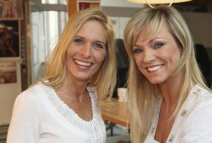 01-03-2008 SHOWBIZZ; FRANS BAUER VERTELD ZIJN VERHAAL EXCLUSIEF IN WEEKBLAD PRIVE. Hun exclusieve verhaal met z n drieen, Frans en Mariska Bauer en Laura Lynn. Evert Santegoeds en Edwin Bredius reden naar Brussel en hadden een ontmoeting met het drie tal. Het hele verhaal staat aanstaande maandag in een eerder te verschijnen nummer van weekblad Prive. Nadat Story Nederland verbijsterde met een verhaal dat Frans Bauer warme gevoelens zou hebben voor Laura Lynn komt Prive nu echt met de WAARHEID verteld door Frans en Mariska Bauer en Laura Lynn. Het tien pagina-s exclusieve verhaal met exclusieve foto-s van Albert den Iseger ligt maandag morgen klaar bij de kiosk. 
exclusieve foto: Albert den Iseger.