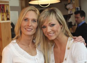 01-03-2008 SHOWBIZZ; FRANS BAUER VERTELD ZIJN VERHAAL EXCLUSIEF IN WEEKBLAD PRIVE. Hun exclusieve verhaal met z n drieen, Frans en Mariska Bauer en Laura Lynn. Evert Santegoeds en Edwin Bredius reden naar Brussel en hadden een ontmoeting met het drie tal. Het hele verhaal staat aanstaande maandag in een eerder te verschijnen nummer van weekblad Prive. Nadat Story Nederland verbijsterde met een verhaal dat Frans Bauer warme gevoelens zou hebben voor Laura Lynn komt Prive nu echt met de WAARHEID verteld door Frans en Mariska Bauer en Laura Lynn. Het tien pagina-s exclusieve verhaal met exclusieve foto-s van Albert den Iseger ligt maandag morgen klaar bij de kiosk. 
exclusieve foto: Albert den Iseger.