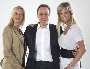 01-03-2008 SHOWBIZZ; FRANS BAUER VERTELD ZIJN VERHAAL EXCLUSIEF IN WEEKBLAD PRIVE. Hun exclusieve verhaal met z n drieen, Frans en Mariska Bauer en Laura Lynn. Evert Santegoeds en Edwin Bredius reden naar Brussel en hadden een ontmoeting met het drie tal. Het hele verhaal staat aanstaande maandag in een eerder te verschijnen nummer van weekblad Prive. Nadat Story Nederland verbijsterde met een verhaal dat Frans Bauer warme gevoelens zou hebben voor Laura Lynn komt Prive nu echt met de WAARHEID verteld door Frans en Mariska Bauer en Laura Lynn. Het tien pagina-s exclusieve verhaal met exclusieve foto-s van Albert den Iseger ligt maandag morgen klaar bij de kiosk. 
exclusieve foto: Albert den Iseger.