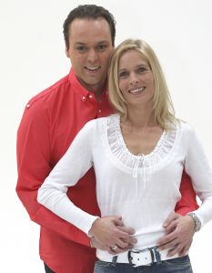 01-03-2008 SHOWBIZZ; FRANS BAUER VERTELD ZIJN VERHAAL EXCLUSIEF IN WEEKBLAD PRIVE. Hun exclusieve verhaal met z n drieen, Frans en Mariska Bauer en Laura Lynn. Evert Santegoeds en Edwin Bredius reden naar Brussel en hadden een ontmoeting met het drie tal. Het hele verhaal staat aanstaande maandag in een eerder te verschijnen nummer van weekblad Prive. Nadat Story Nederland verbijsterde met een verhaal dat Frans Bauer warme gevoelens zou hebben voor Laura Lynn komt Prive nu echt met de WAARHEID verteld door Frans en Mariska Bauer en Laura Lynn. Het tien pagina-s exclusieve verhaal met exclusieve foto-s van Albert den Iseger ligt maandag morgen klaar bij de kiosk. 
exclusieve foto: Albert den Iseger.