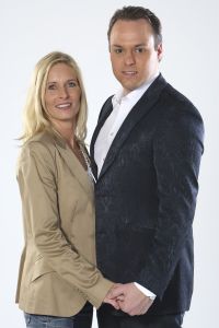 01-03-2008 SHOWBIZZ; FRANS BAUER VERTELD ZIJN VERHAAL EXCLUSIEF IN WEEKBLAD PRIVE. Hun exclusieve verhaal met z n drieen, Frans en Mariska Bauer en Laura Lynn. Evert Santegoeds en Edwin Bredius reden naar Brussel en hadden een ontmoeting met het drie tal. Het hele verhaal staat aanstaande maandag in een eerder te verschijnen nummer van weekblad Prive. Nadat Story Nederland verbijsterde met een verhaal dat Frans Bauer warme gevoelens zou hebben voor Laura Lynn komt Prive nu echt met de WAARHEID verteld door Frans en Mariska Bauer en Laura Lynn. Het tien pagina-s exclusieve verhaal met exclusieve foto-s van Albert den Iseger ligt maandag morgen klaar bij de kiosk. 
exclusieve foto: Albert den Iseger.