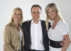 01-03-2008 SHOWBIZZ; FRANS BAUER VERTELD ZIJN VERHAAL EXCLUSIEF IN WEEKBLAD PRIVE. Hun exclusieve verhaal met z n drieen, Frans en Mariska Bauer en Laura Lynn. Evert Santegoeds en Edwin Bredius reden naar Brussel en hadden een ontmoeting met het drie tal. Het hele verhaal staat aanstaande maandag in een eerder te verschijnen nummer van weekblad Prive. Nadat Story Nederland verbijsterde met een verhaal dat Frans Bauer warme gevoelens zou hebben voor Laura Lynn komt Prive nu echt met de WAARHEID verteld door Frans en Mariska Bauer en Laura Lynn. Het tien pagina-s exclusieve verhaal met exclusieve foto-s van Albert den Iseger ligt maandag morgen klaar bij de kiosk. 
exclusieve foto: Albert den Iseger.