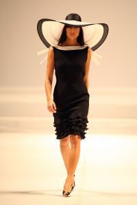 31-03-2008 SHOWBIZZ; MONIQUE COLLIGNON PRESENTEERDE WAANZINNIGE COUTURE COLLECTIE VOORJAAR 2008. In het decor van staal en de sfeer van een oude fabriek presenteerde MC. een waanzinnige zomercollectie voor de meer dan 500 aanwezige. Heup wiegend flaneerden 19 modellen over de witte catwalk met felgekleurde creaties en prachtige hoeden. De kleuren  Zwart wit bepaalden ook een groot blok van de bijzondere voorjaarscollectie. Het trouwe MC publiek was laaiend enthousiast,  en terecht want een dergelijk show komt niet dagelijks voor in Amsterdam. Vele bekenden waren weer aanwezig oa. Annemarie van Gaal, Jasmine Sendar in een prachtige creatie van Addy van de Krommenacker -zij durft wel- Micky Hoogendijk met Hummer, Daphne Dekkers, Stella Gomans, Jan en Monique des Bouvrie en natuurlijk onze mode verslaggever en deskundige Maik de Boer.
foto: Albert den Iseger.