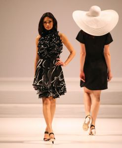 31-03-2008 SHOWBIZZ; MONIQUE COLLIGNON PRESENTEERDE WAANZINNIGE COUTURE COLLECTIE VOORJAAR 2008. In het decor van staal en de sfeer van een oude fabriek presenteerde MC. een waanzinnige zomercollectie voor de meer dan 500 aanwezige. Heup wiegend flaneerden 19 modellen over de witte catwalk met felgekleurde creaties en prachtige hoeden. De kleuren  Zwart wit bepaalden ook een groot blok van de bijzondere voorjaarscollectie. Het trouwe MC publiek was laaiend enthousiast,  en terecht want een dergelijk show komt niet dagelijks voor in Amsterdam. Vele bekenden waren weer aanwezig oa. Annemarie van Gaal, Jasmine Sendar in een prachtige creatie van Addy van de Krommenacker -zij durft wel- Micky Hoogendijk met Hummer, Daphne Dekkers, Stella Gomans, Jan en Monique des Bouvrie en natuurlijk onze mode verslaggever en deskundige Maik de Boer.
foto: Albert den Iseger.