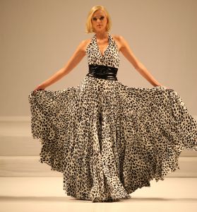 31-03-2008 SHOWBIZZ; MONIQUE COLLIGNON PRESENTEERDE WAANZINNIGE COUTURE COLLECTIE VOORJAAR 2008. In het decor van staal en de sfeer van een oude fabriek presenteerde MC. een waanzinnige zomercollectie voor de meer dan 500 aanwezige. Heup wiegend flaneerden 19 modellen over de witte catwalk met felgekleurde creaties en prachtige hoeden. De kleuren  Zwart wit bepaalden ook een groot blok van de bijzondere voorjaarscollectie. Het trouwe MC publiek was laaiend enthousiast,  en terecht want een dergelijk show komt niet dagelijks voor in Amsterdam. Vele bekenden waren weer aanwezig oa. Annemarie van Gaal, Jasmine Sendar in een prachtige creatie van Addy van de Krommenacker -zij durft wel- Micky Hoogendijk met Hummer, Daphne Dekkers, Stella Gomans, Jan en Monique des Bouvrie en natuurlijk onze mode verslaggever en deskundige Maik de Boer.
foto: Albert den Iseger.