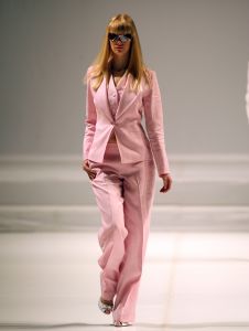 31-03-2008 SHOWBIZZ; MONIQUE COLLIGNON PRESENTEERDE WAANZINNIGE COUTURE COLLECTIE VOORJAAR 2008. In het decor van staal en de sfeer van een oude fabriek presenteerde MC. een waanzinnige zomercollectie voor de meer dan 500 aanwezige. Heup wiegend flaneerden 19 modellen over de witte catwalk met felgekleurde creaties en prachtige hoeden. De kleuren  Zwart wit bepaalden ook een groot blok van de bijzondere voorjaarscollectie. Het trouwe MC publiek was laaiend enthousiast,  en terecht want een dergelijk show komt niet dagelijks voor in Amsterdam. Vele bekenden waren weer aanwezig oa. Annemarie van Gaal, Jasmine Sendar in een prachtige creatie van Addy van de Krommenacker -zij durft wel- Micky Hoogendijk met Hummer, Daphne Dekkers, Stella Gomans, Jan en Monique des Bouvrie en natuurlijk onze mode verslaggever en deskundige Maik de Boer.
foto: Albert den Iseger.