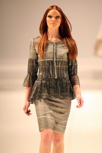 31-03-2008 SHOWBIZZ; MONIQUE COLLIGNON PRESENTEERDE WAANZINNIGE COUTURE COLLECTIE VOORJAAR 2008. In het decor van staal en de sfeer van een oude fabriek presenteerde MC. een waanzinnige zomercollectie voor de meer dan 500 aanwezige. Heup wiegend flaneerden 19 modellen over de witte catwalk met felgekleurde creaties en prachtige hoeden. De kleuren  Zwart wit bepaalden ook een groot blok van de bijzondere voorjaarscollectie. Het trouwe MC publiek was laaiend enthousiast,  en terecht want een dergelijk show komt niet dagelijks voor in Amsterdam. Vele bekenden waren weer aanwezig oa. Annemarie van Gaal, Jasmine Sendar in een prachtige creatie van Addy van de Krommenacker -zij durft wel- Micky Hoogendijk met Hummer, Daphne Dekkers, Stella Gomans, Jan en Monique des Bouvrie en natuurlijk onze mode verslaggever en deskundige Maik de Boer.
foto: Albert den Iseger.