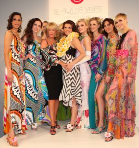 24-03-2008 SHOWBIZZ; SHEILA DE VRIES VOORJAAR EN ZOMERCOLLECTIE 2008. Aloha was de titel van haar pret a couture collectie in het Hilton Amsterdam. Vele prachtige Kaftan jurken, Chiffon avondjurken, cocktailjurkjes van prachtige zijde, wijde palazzo broeken gecombineerd met  fluorescerende  satijn zijde blouses en grote bloempatronen jurken met veel paarlemoer en met oog verblindende glans effecten. Het was ook vooral veel kleur en erg zomers. Deze collectie heeft de sfeer van zon, strand, zee en feestjes tegelijk. Nu maar hopen op een mooie zomer, en anders kunt u altijd nog met deze collectie naar Hawai.
foto: Albert den Iseger