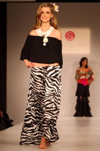 24-03-2008 SHOWBIZZ; SHEILA DE VRIES VOORJAAR EN ZOMERCOLLECTIE 2008. Aloha was de titel van haar pret a couture collectie in het Hilton Amsterdam. Vele prachtige Kaftan jurken, Chiffon avondjurken, cocktailjurkjes van prachtige zijde, wijde palazzo broeken gecombineerd met  fluorescerende  satijn zijde blouses en grote bloempatronen jurken met veel paarlemoer en met oog verblindende glans effecten. Het was ook vooral veel kleur en erg zomers. Deze collectie heeft de sfeer van zon, strand, zee en feestjes tegelijk. Nu maar hopen op een mooie zomer, en anders kunt u altijd nog met deze collectie naar Hawai.
foto: Albert den Iseger