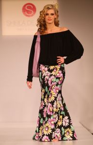 24-03-2008 SHOWBIZZ; SHEILA DE VRIES VOORJAAR EN ZOMERCOLLECTIE 2008. Aloha was de titel van haar pret a couture collectie in het Hilton Amsterdam. Vele prachtige Kaftan jurken, Chiffon avondjurken, cocktailjurkjes van prachtige zijde, wijde palazzo broeken gecombineerd met  fluorescerende  satijn zijde blouses en grote bloempatronen jurken met veel paarlemoer en met oog verblindende glans effecten. Het was ook vooral veel kleur en erg zomers. Deze collectie heeft de sfeer van zon, strand, zee en feestjes tegelijk. Nu maar hopen op een mooie zomer, en anders kunt u altijd nog met deze collectie naar Hawai.
foto: Albert den Iseger
