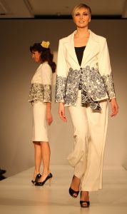 24-03-2008 SHOWBIZZ; SHEILA DE VRIES VOORJAAR EN ZOMERCOLLECTIE 2008. Aloha was de titel van haar pret a couture collectie in het Hilton Amsterdam. Vele prachtige Kaftan jurken, Chiffon avondjurken, cocktailjurkjes van prachtige zijde, wijde palazzo broeken gecombineerd met  fluorescerende  satijn zijde blouses en grote bloempatronen jurken met veel paarlemoer en met oog verblindende glans effecten. Het was ook vooral veel kleur en erg zomers. Deze collectie heeft de sfeer van zon, strand, zee en feestjes tegelijk. Nu maar hopen op een mooie zomer, en anders kunt u altijd nog met deze collectie naar Hawai.
foto: Albert den Iseger