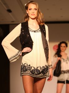 24-03-2008 SHOWBIZZ; SHEILA DE VRIES VOORJAAR EN ZOMERCOLLECTIE 2008. Aloha was de titel van haar pret a couture collectie in het Hilton Amsterdam. Vele prachtige Kaftan jurken, Chiffon avondjurken, cocktailjurkjes van prachtige zijde, wijde palazzo broeken gecombineerd met  fluorescerende  satijn zijde blouses en grote bloempatronen jurken met veel paarlemoer en met oog verblindende glans effecten. Het was ook vooral veel kleur en erg zomers. Deze collectie heeft de sfeer van zon, strand, zee en feestjes tegelijk. Nu maar hopen op een mooie zomer, en anders kunt u altijd nog met deze collectie naar Hawai.
foto: Albert den Iseger