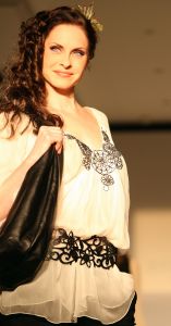 24-03-2008 SHOWBIZZ; SHEILA DE VRIES VOORJAAR EN ZOMERCOLLECTIE 2008. Aloha was de titel van haar pret a couture collectie in het Hilton Amsterdam. Vele prachtige Kaftan jurken, Chiffon avondjurken, cocktailjurkjes van prachtige zijde, wijde palazzo broeken gecombineerd met  fluorescerende  satijn zijde blouses en grote bloempatronen jurken met veel paarlemoer en met oog verblindende glans effecten. Het was ook vooral veel kleur en erg zomers. Deze collectie heeft de sfeer van zon, strand, zee en feestjes tegelijk. Nu maar hopen op een mooie zomer, en anders kunt u altijd nog met deze collectie naar Hawai.
foto: Albert den Iseger