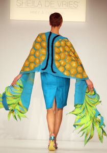 24-03-2008 SHOWBIZZ; SHEILA DE VRIES VOORJAAR EN ZOMERCOLLECTIE 2008. Aloha was de titel van haar pret a couture collectie in het Hilton Amsterdam. Vele prachtige Kaftan jurken, Chiffon avondjurken, cocktailjurkjes van prachtige zijde, wijde palazzo broeken gecombineerd met  fluorescerende  satijn zijde blouses en grote bloempatronen jurken met veel paarlemoer en met oog verblindende glans effecten. Het was ook vooral veel kleur en erg zomers. Deze collectie heeft de sfeer van zon, strand, zee en feestjes tegelijk. Nu maar hopen op een mooie zomer, en anders kunt u altijd nog met deze collectie naar Hawai.
foto: Albert den Iseger