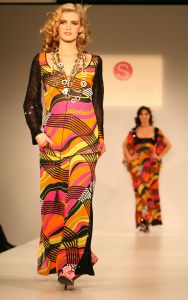 24-03-2008 SHOWBIZZ; SHEILA DE VRIES VOORJAAR EN ZOMERCOLLECTIE 2008. Aloha was de titel van haar pret a couture collectie in het Hilton Amsterdam. Vele prachtige Kaftan jurken, Chiffon avondjurken, cocktailjurkjes van prachtige zijde, wijde palazzo broeken gecombineerd met  fluorescerende  satijn zijde blouses en grote bloempatronen jurken met veel paarlemoer en met oog verblindende glans effecten. Het was ook vooral veel kleur en erg zomers. Deze collectie heeft de sfeer van zon, strand, zee en feestjes tegelijk. Nu maar hopen op een mooie zomer, en anders kunt u altijd nog met deze collectie naar Hawai.
foto: Albert den Iseger