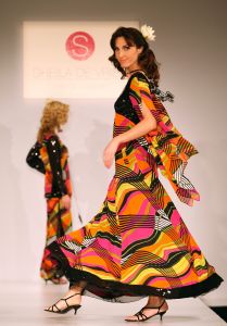 24-03-2008 SHOWBIZZ; SHEILA DE VRIES VOORJAAR EN ZOMERCOLLECTIE 2008. Aloha was de titel van haar pret a couture collectie in het Hilton Amsterdam. Vele prachtige Kaftan jurken, Chiffon avondjurken, cocktailjurkjes van prachtige zijde, wijde palazzo broeken gecombineerd met  fluorescerende  satijn zijde blouses en grote bloempatronen jurken met veel paarlemoer en met oog verblindende glans effecten. Het was ook vooral veel kleur en erg zomers. Deze collectie heeft de sfeer van zon, strand, zee en feestjes tegelijk. Nu maar hopen op een mooie zomer, en anders kunt u altijd nog met deze collectie naar Hawai.
foto: Albert den Iseger
