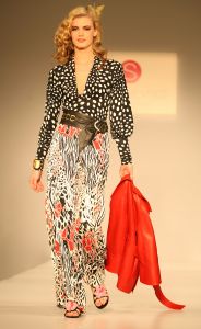 24-03-2008 SHOWBIZZ; SHEILA DE VRIES VOORJAAR EN ZOMERCOLLECTIE 2008. Aloha was de titel van haar pret a couture collectie in het Hilton Amsterdam. Vele prachtige Kaftan jurken, Chiffon avondjurken, cocktailjurkjes van prachtige zijde, wijde palazzo broeken gecombineerd met  fluorescerende  satijn zijde blouses en grote bloempatronen jurken met veel paarlemoer en met oog verblindende glans effecten. Het was ook vooral veel kleur en erg zomers. Deze collectie heeft de sfeer van zon, strand, zee en feestjes tegelijk. Nu maar hopen op een mooie zomer, en anders kunt u altijd nog met deze collectie naar Hawai.
foto: Albert den Iseger