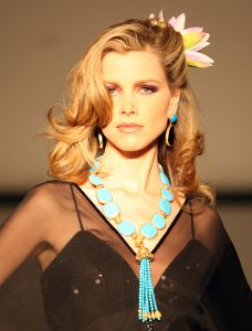 24-03-2008 SHOWBIZZ; SHEILA DE VRIES VOORJAAR EN ZOMERCOLLECTIE 2008. Aloha was de titel van haar pret a couture collectie in het Hilton Amsterdam. Vele prachtige Kaftan jurken, Chiffon avondjurken, cocktailjurkjes van prachtige zijde, wijde palazzo broeken gecombineerd met  fluorescerende  satijn zijde blouses en grote bloempatronen jurken met veel paarlemoer en met oog verblindende glans effecten. Het was ook vooral veel kleur en erg zomers. Deze collectie heeft de sfeer van zon, strand, zee en feestjes tegelijk. Nu maar hopen op een mooie zomer, en anders kunt u altijd nog met deze collectie naar Hawai.
foto: Albert den Iseger