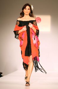 24-03-2008 SHOWBIZZ; SHEILA DE VRIES VOORJAAR EN ZOMERCOLLECTIE 2008. Aloha was de titel van haar pret a couture collectie in het Hilton Amsterdam. Vele prachtige Kaftan jurken, Chiffon avondjurken, cocktailjurkjes van prachtige zijde, wijde palazzo broeken gecombineerd met  fluorescerende  satijn zijde blouses en grote bloempatronen jurken met veel paarlemoer en met oog verblindende glans effecten. Het was ook vooral veel kleur en erg zomers. Deze collectie heeft de sfeer van zon, strand, zee en feestjes tegelijk. Nu maar hopen op een mooie zomer, en anders kunt u altijd nog met deze collectie naar Hawai.
foto: Albert den Iseger