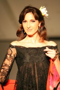 24-03-2008 SHOWBIZZ; SHEILA DE VRIES VOORJAAR EN ZOMERCOLLECTIE 2008. Aloha was de titel van haar pret a couture collectie in het Hilton Amsterdam. Vele prachtige Kaftan jurken, Chiffon avondjurken, cocktailjurkjes van prachtige zijde, wijde palazzo broeken gecombineerd met  fluorescerende  satijn zijde blouses en grote bloempatronen jurken met veel paarlemoer en met oog verblindende glans effecten. Het was ook vooral veel kleur en erg zomers. Deze collectie heeft de sfeer van zon, strand, zee en feestjes tegelijk. Nu maar hopen op een mooie zomer, en anders kunt u altijd nog met deze collectie naar Hawai.
foto: Albert den Iseger