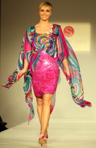 24-03-2008 SHOWBIZZ; SHEILA DE VRIES VOORJAAR EN ZOMERCOLLECTIE 2008. Aloha was de titel van haar pret a couture collectie in het Hilton Amsterdam. Vele prachtige Kaftan jurken, Chiffon avondjurken, cocktailjurkjes van prachtige zijde, wijde palazzo broeken gecombineerd met  fluorescerende  satijn zijde blouses en grote bloempatronen jurken met veel paarlemoer en met oog verblindende glans effecten. Het was ook vooral veel kleur en erg zomers. Deze collectie heeft de sfeer van zon, strand, zee en feestjes tegelijk. Nu maar hopen op een mooie zomer, en anders kunt u altijd nog met deze collectie naar Hawai.
foto: Albert den Iseger