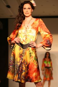 24-03-2008 SHOWBIZZ; SHEILA DE VRIES VOORJAAR EN ZOMERCOLLECTIE 2008. Aloha was de titel van haar pret a couture collectie in het Hilton Amsterdam. Vele prachtige Kaftan jurken, Chiffon avondjurken, cocktailjurkjes van prachtige zijde, wijde palazzo broeken gecombineerd met  fluorescerende  satijn zijde blouses en grote bloempatronen jurken met veel paarlemoer en met oog verblindende glans effecten. Het was ook vooral veel kleur en erg zomers. Deze collectie heeft de sfeer van zon, strand, zee en feestjes tegelijk. Nu maar hopen op een mooie zomer, en anders kunt u altijd nog met deze collectie naar Hawai.
foto: Albert den Iseger