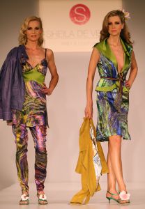 24-03-2008 SHOWBIZZ; SHEILA DE VRIES VOORJAAR EN ZOMERCOLLECTIE 2008. Aloha was de titel van haar pret a couture collectie in het Hilton Amsterdam. Vele prachtige Kaftan jurken, Chiffon avondjurken, cocktailjurkjes van prachtige zijde, wijde palazzo broeken gecombineerd met  fluorescerende  satijn zijde blouses en grote bloempatronen jurken met veel paarlemoer en met oog verblindende glans effecten. Het was ook vooral veel kleur en erg zomers. Deze collectie heeft de sfeer van zon, strand, zee en feestjes tegelijk. Nu maar hopen op een mooie zomer, en anders kunt u altijd nog met deze collectie naar Hawai.
foto: Albert den Iseger